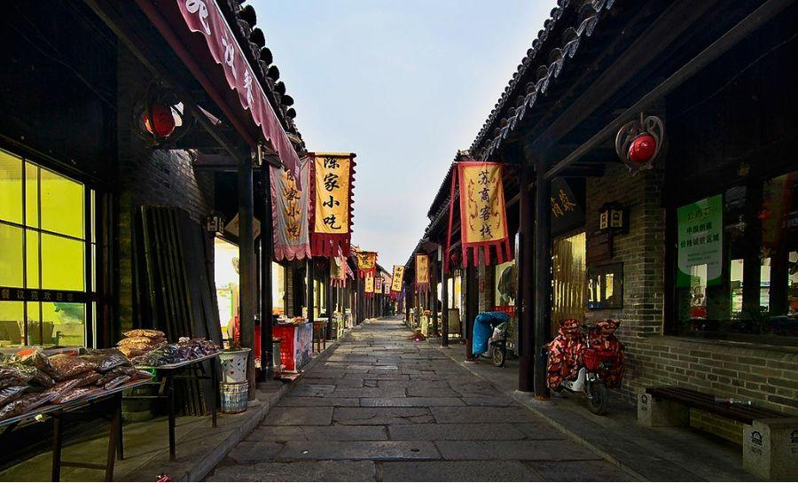 “荧光绿”守护“夕阳红”，东海交警为老人撑起交通“平安伞”